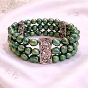 Green Freshwater Pearl and Silver Tone Stretch Bracelet